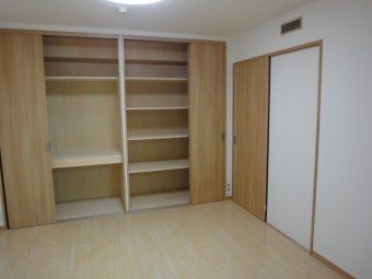 3枚引き戸で出し入れしやすい収納に 3枚引き戸で出し入れしやすい収納に